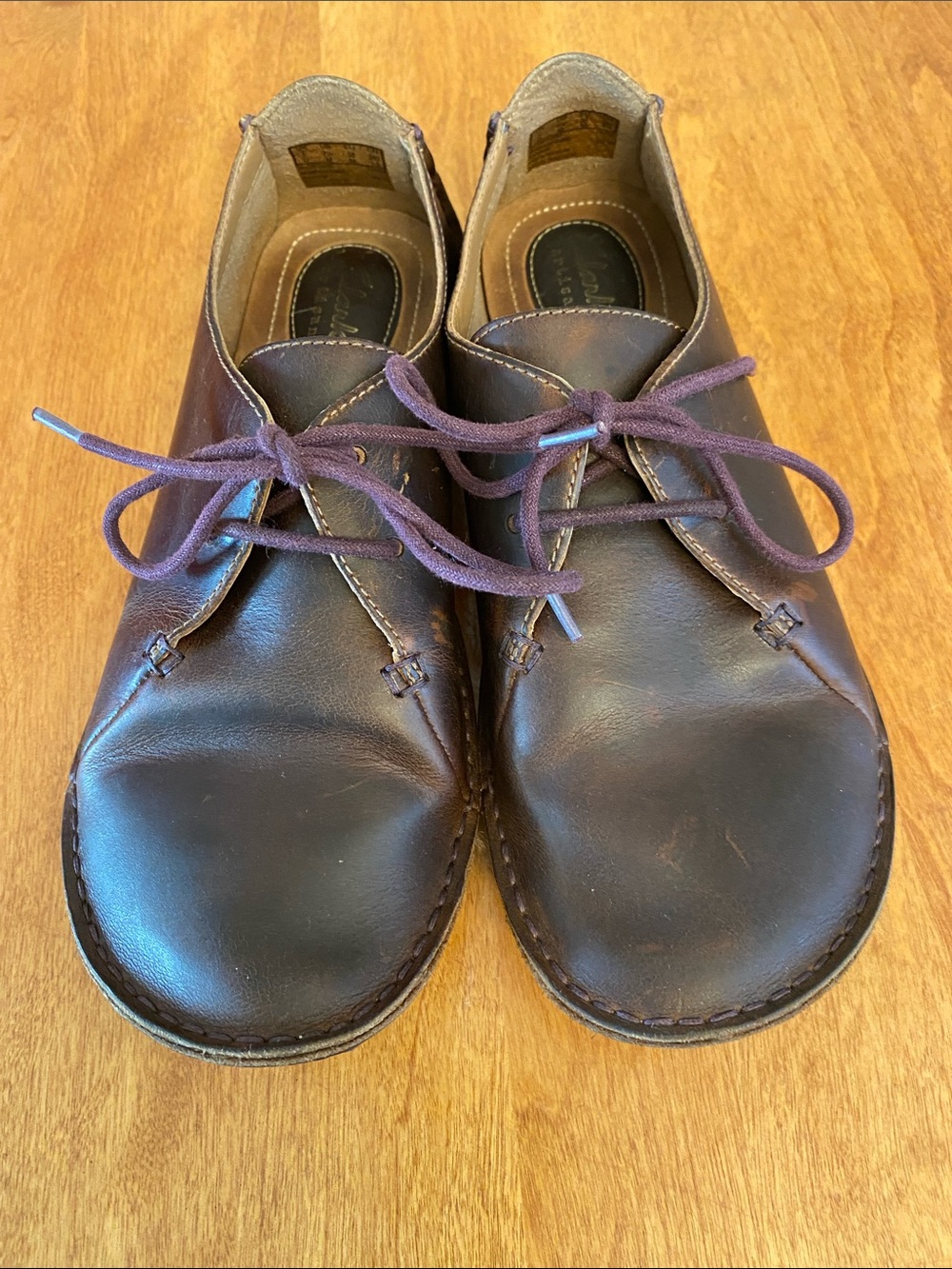 Clarks Women’s Janey Mae dark brown  leather Oxfords with purple laces.
7.5 M 🤎💜